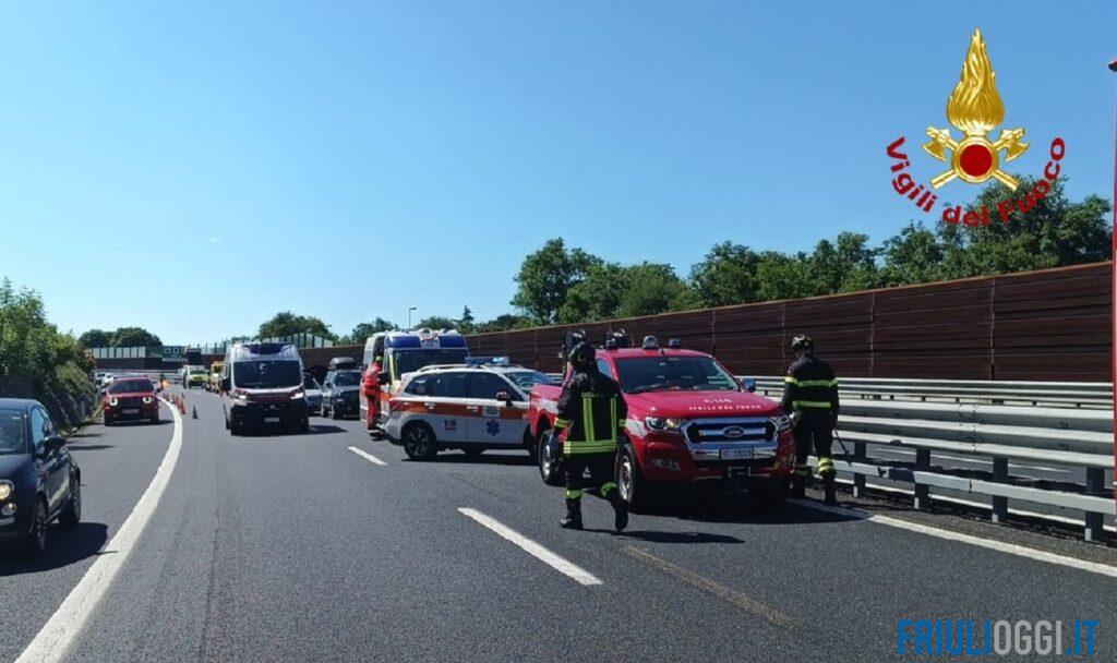 Incidente in A4, tamponamento tra quattro auto: tre feriti in ospedale