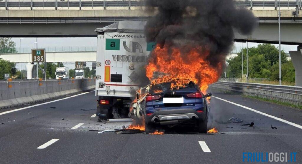 Grave incidente in A4, auto in fiamme dopo lo schianto contro un tir