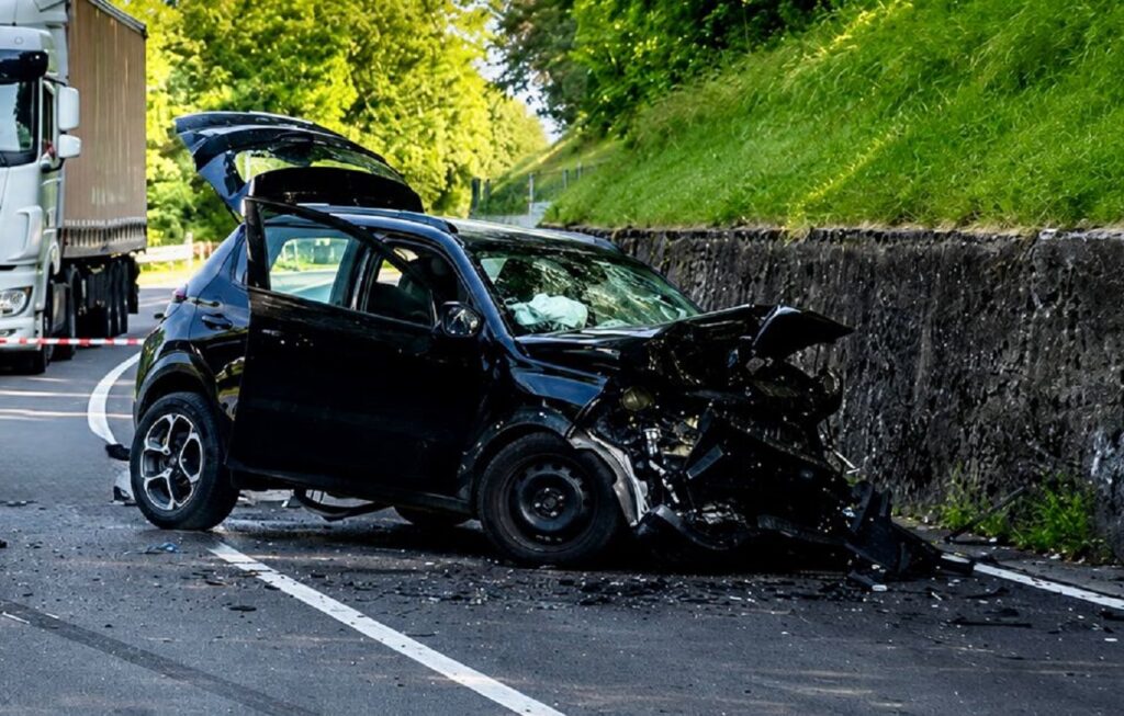Scappa all’alt dei carabinieri e provoca un frontale a Spilimbergo