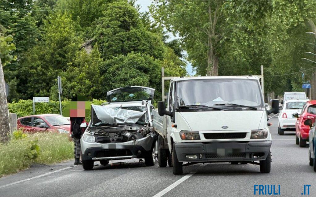 Incidente a Udine, scontro tra auto e furgone in viale Palmanova
