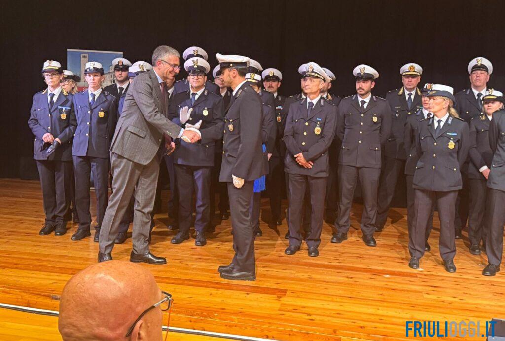 Arrestarono il rapinatore dopo il colpo, premiati tre agenti della Polizia locale di Udine