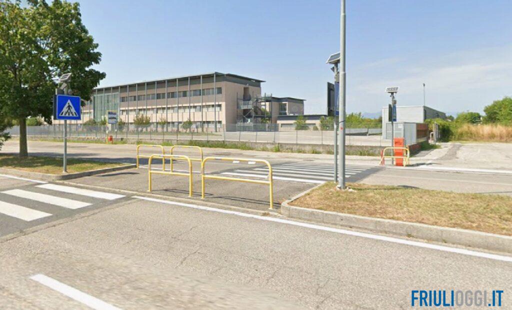 Investita mentre attraversa davanti allo Stringher, insegnante in ospedale