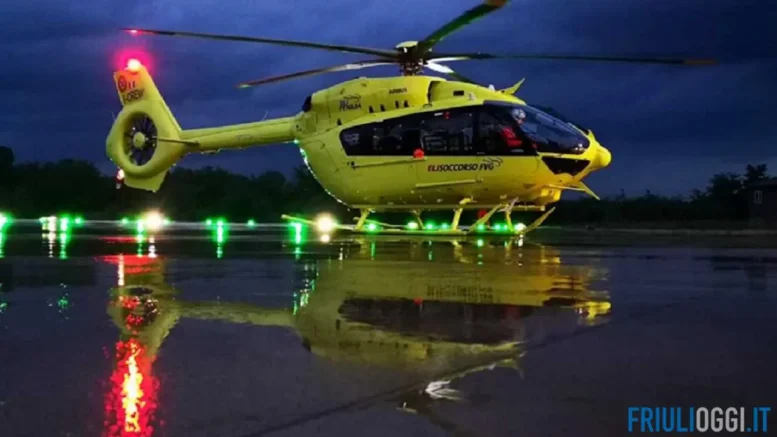 Ultraleggero precipita a Pasiano e finisce incastrato su un albero: passeggero gravissimo