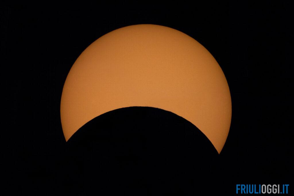 Eclissi solare, il momento da non perdere in Fvg: quando guardare il cielo (e come)