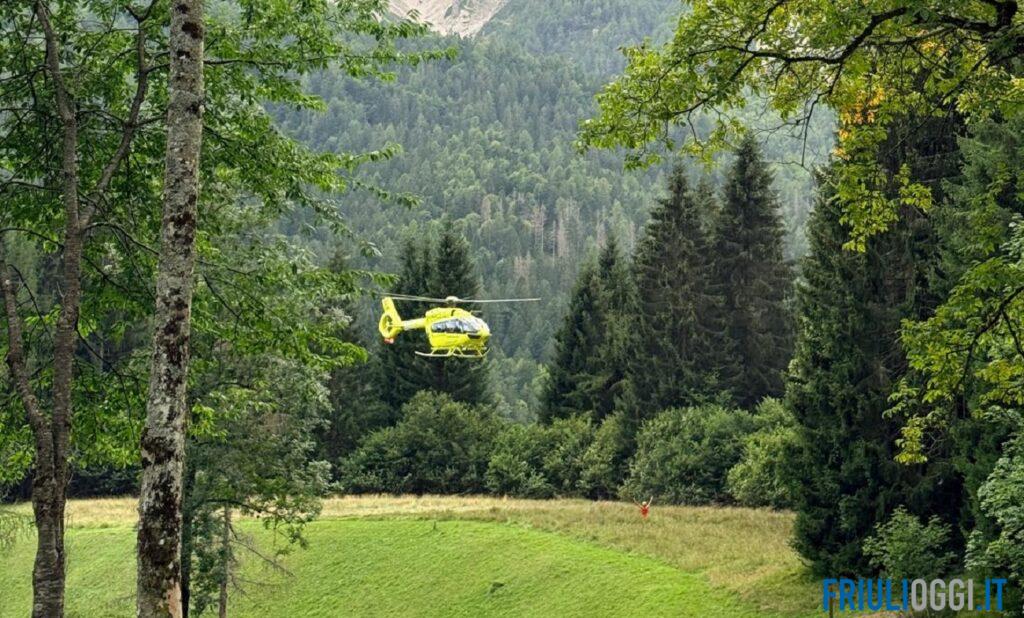 Sbalzato dal trattore a Forni di Sopra, 78enne soccorso con l’elicottero