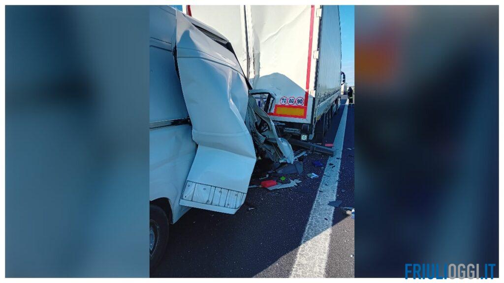 Schianto mortale in A4, furgone contro un tir fermo in coda: muore il conducente