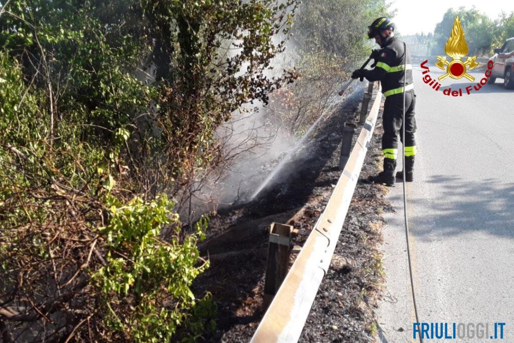 Incendio vicino ala A4 a Redipuglia: Vigili del fuoco fermano le fiamme