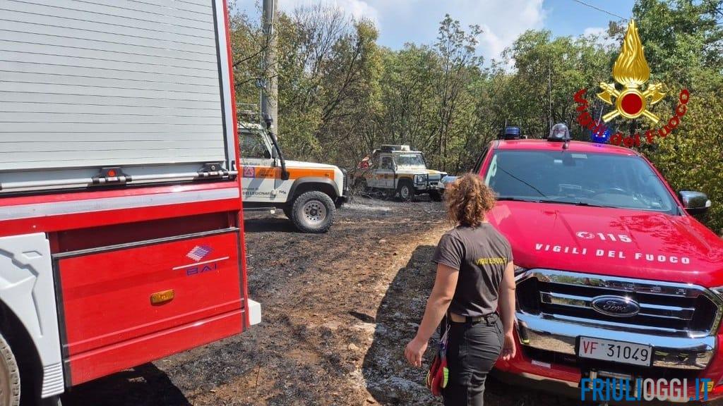 Due nuovi incendi in poche ore sul Carso, fiamme domate tra Trebiciano e Padriciano