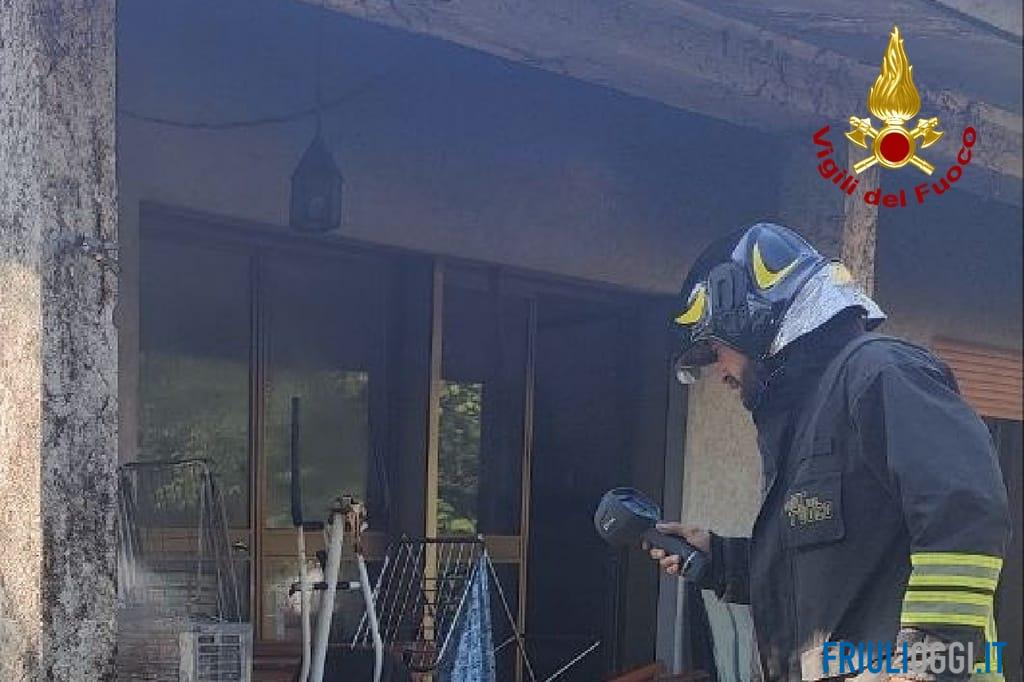 Fiamme nel porticato, due bombole di Gpl rischiano di esplodere: paura a Montereale