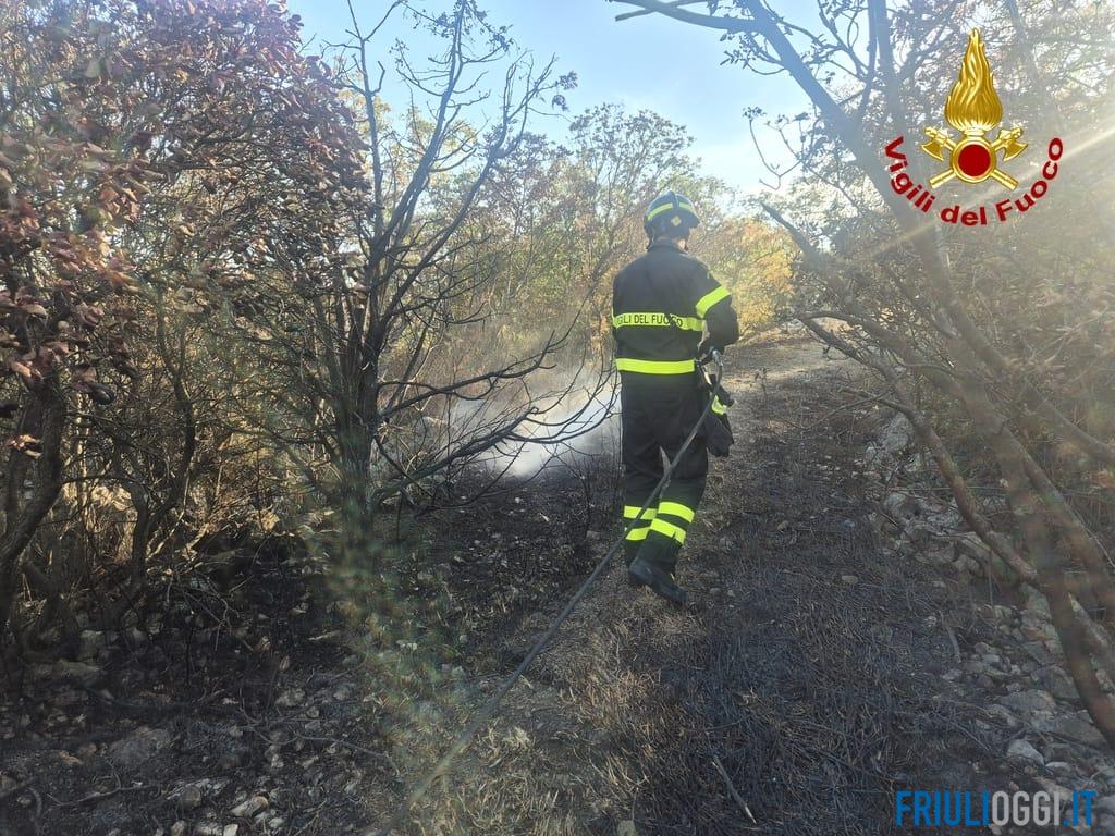 Sistiana, nuovo incendio nel boschetto: fiamme tra le case e la A4