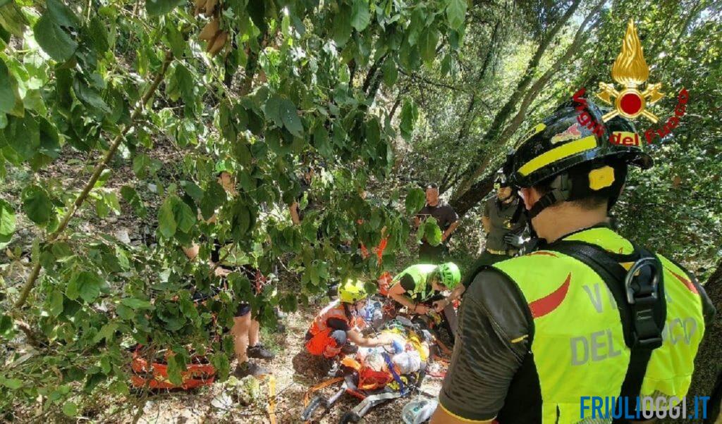 Cade sul sentiero per la Costa dei Barbari a Sistiana, trasportato in ospedale