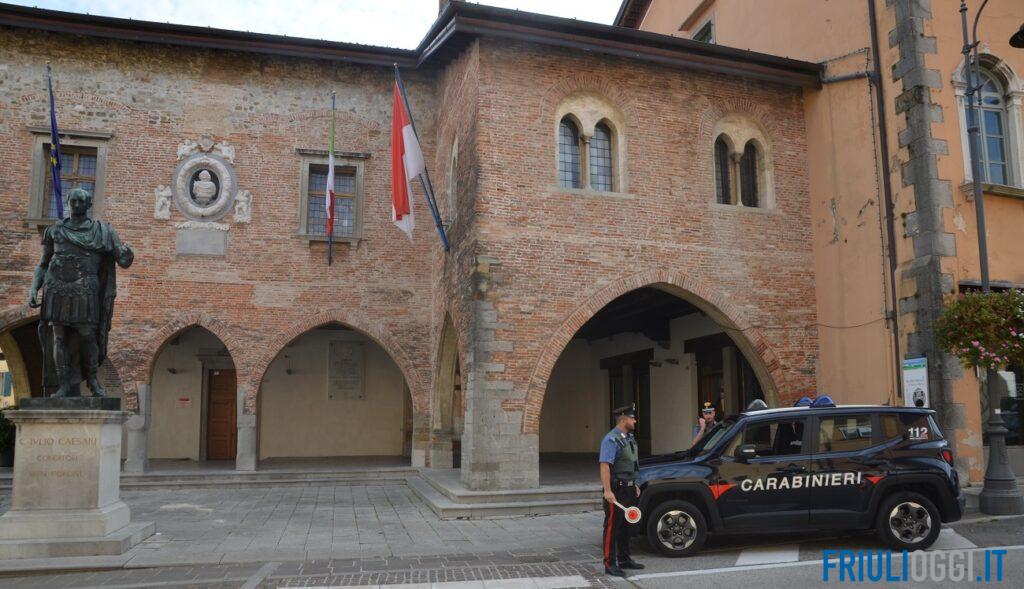 Finto carabiniere chiama un’anziana e le porta via oro e orologi: arrestato un 19enne a Nimis