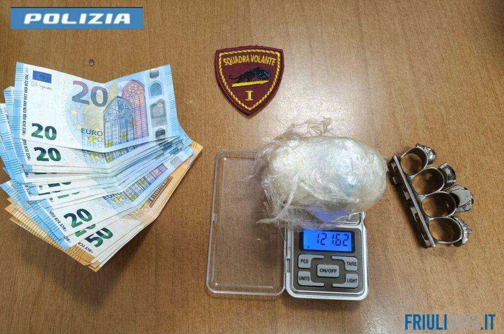 Un etto di cocaina nascosta sotto il sedile e un tirapugni in auto: due arresti a Udine