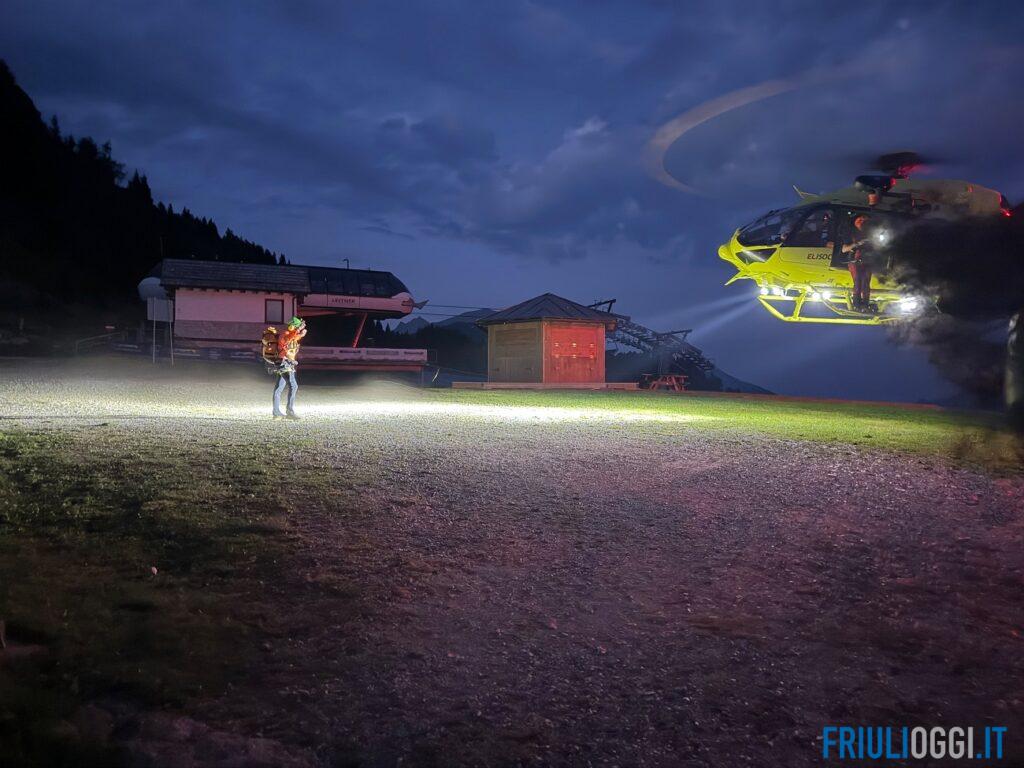 Si infortuna a Malga Varmost, soccorsa nella notte con l’elicottero