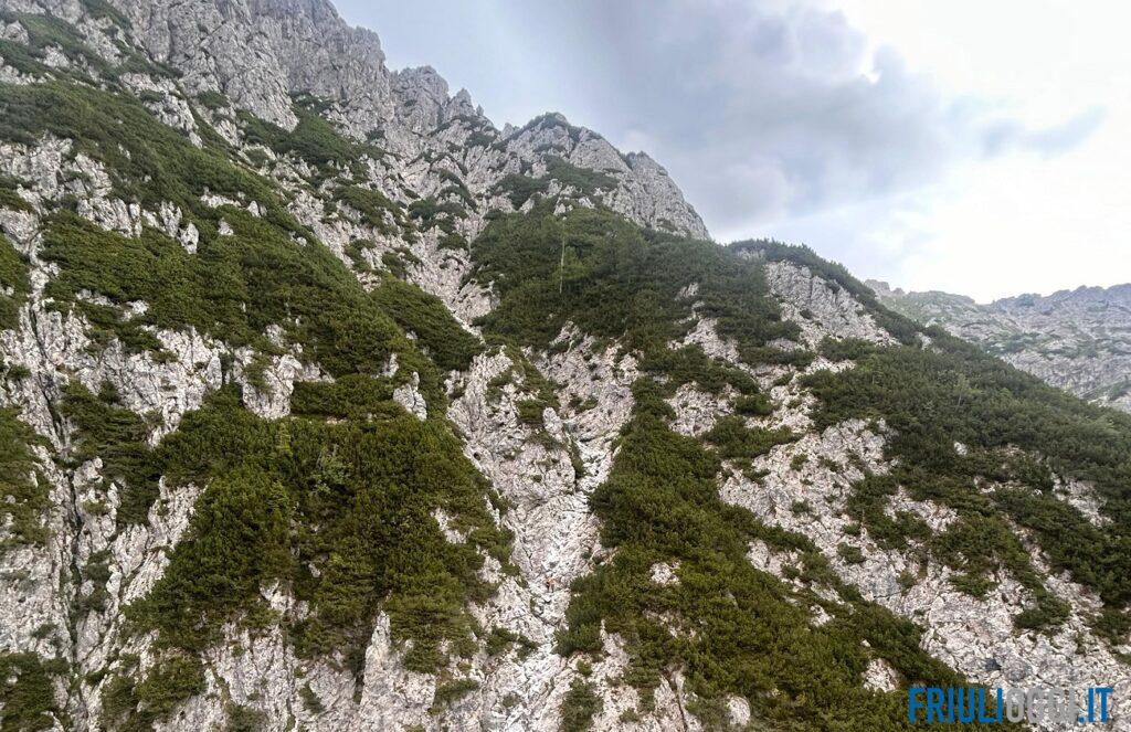 Escursionista bloccato sui salti di roccia del Monte Siera, recuperato con l’elicottero