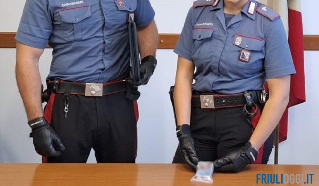 Via vai sospetto sulla spiaggia: nel borsello aveva 82 grammi di hashish, denunciato