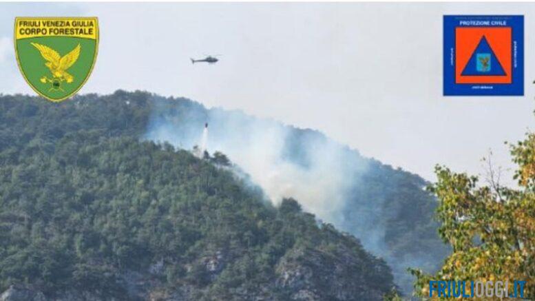 Emergenza incendi in Friuli: cinque roghi ancora attivi, elicotteri in azione sui monti