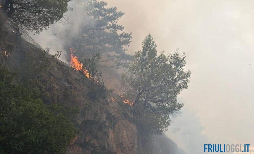 Gorizia vieta fuochi all’aperto e d’artificio: scatta l’ordinanza anti-incendi