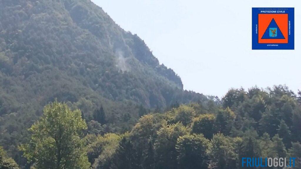 Incendi in Fvg, nuovi focolai a Tramonti: elicottero in azione sul Monte Valcalda