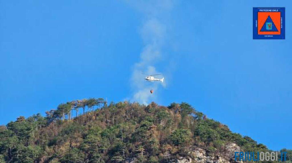 Incendi in Friuli, elicotteri ancora in azione: nuovi interventi in Carnia e Val Tramontina