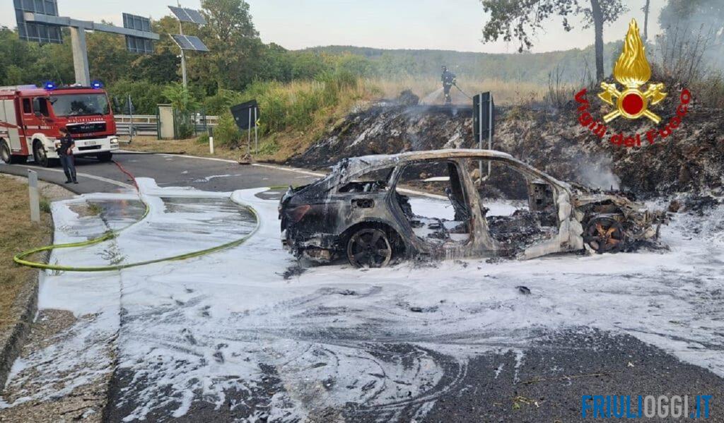 Incidente allo svincolo di Trebiciano, auto prende fuoco: conducente in ospedale