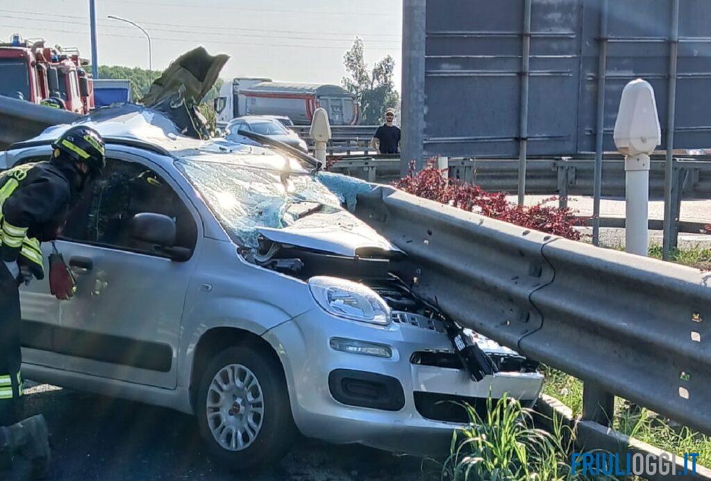 Incidente all’ingresso dell’area di servizio, auto contro la barriera: morto il conducente