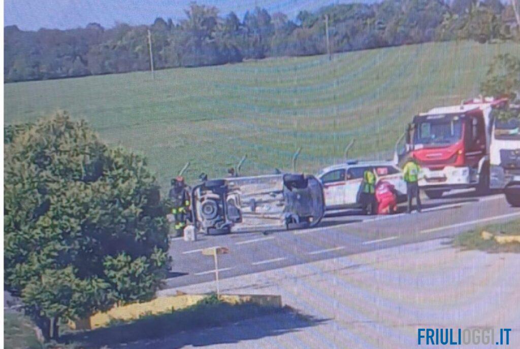 Incidente a Campoformido: auto ribaltata sulla statale, traffico in tilt