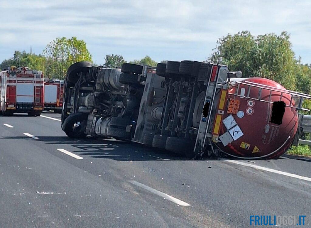 Cisterna di fenolo ribaltata sull’A4, scatta la chiusura anche verso Venezia: tratto bloccato in entrambe le direzioni