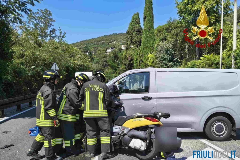 Incidente sulla Strada Costiera, scontro tra furgone e scooter: un ferito