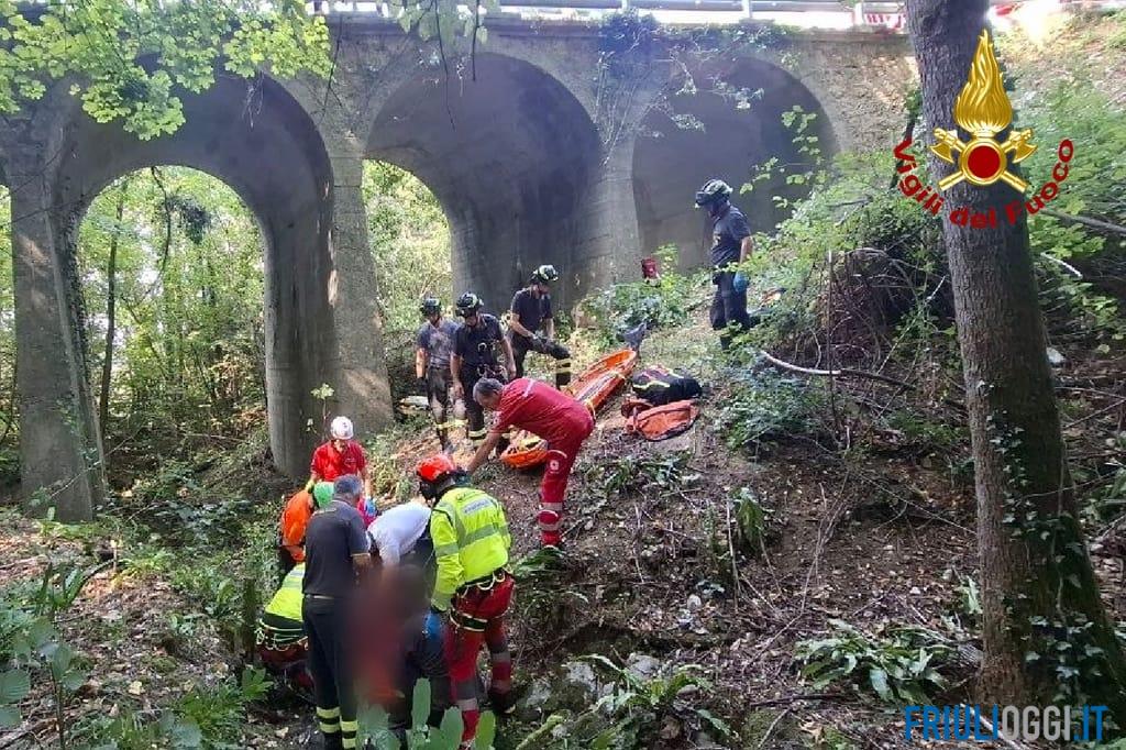 Esce di strada finisce in un dirupo a Ragogna, soccorso un motociclista