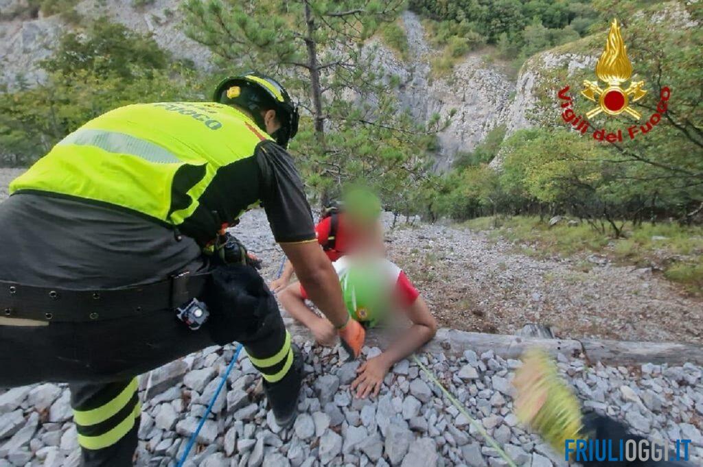 Bloccati tra ghiaione e salti rocciosi in Val Rosandra, tre escursionisti recuperati con le corde