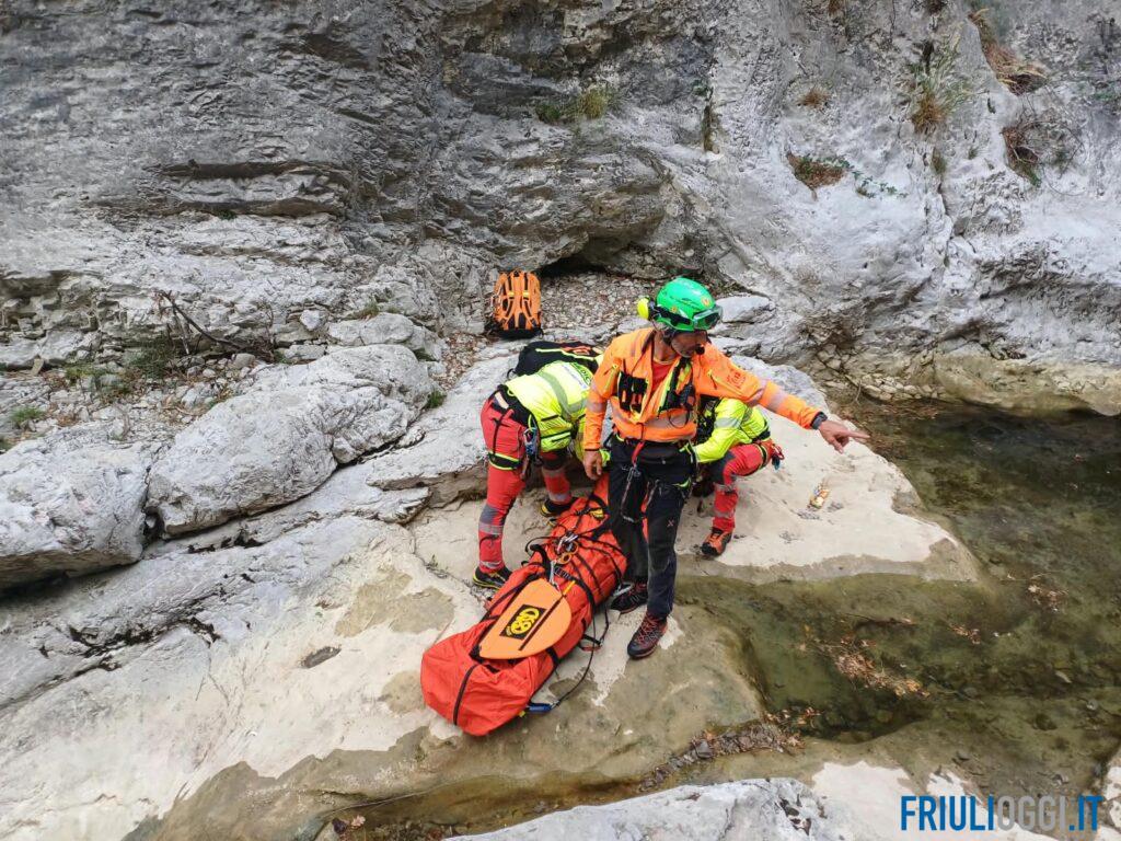 Cade per quattro metri nel torrente Rosandra: soccorso un 22enne