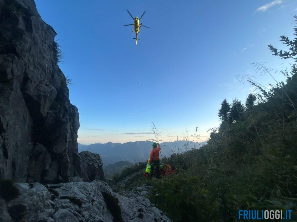 Cade per 30 metri sul Monte Arvenis: elitrasportato in ospedale a Udine