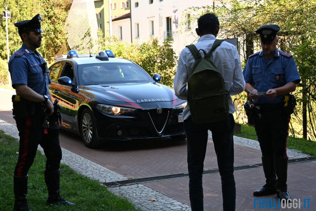 Si spoglia in un bar e molesta una cliente, poi lo rifà al parco: arrestato