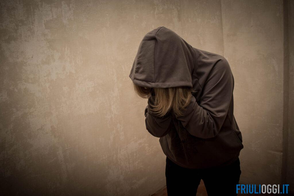 Quindicenne picchiata dalle coetanee nel Sanvitese: raid pianificato sui social