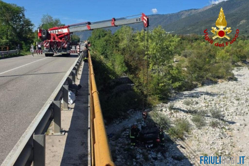 Auto esce di strada e cade ribaltata nel greto del torrente: ferita una donna
