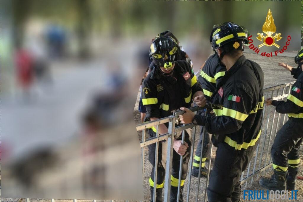 Bimbo di 2 anni con la testa incastrata nell’inferriata: salvato dai vigili del fuoco