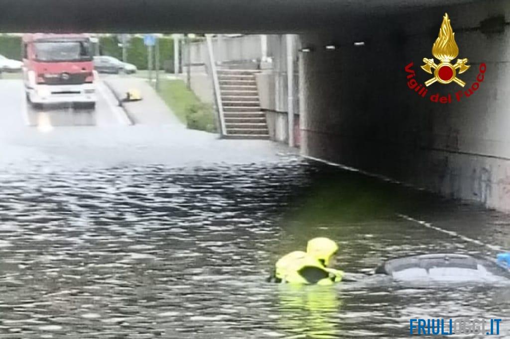 Maltempo in Friuli, oltre 70 interventi urgenti dei Vigili del fuoco in due ore