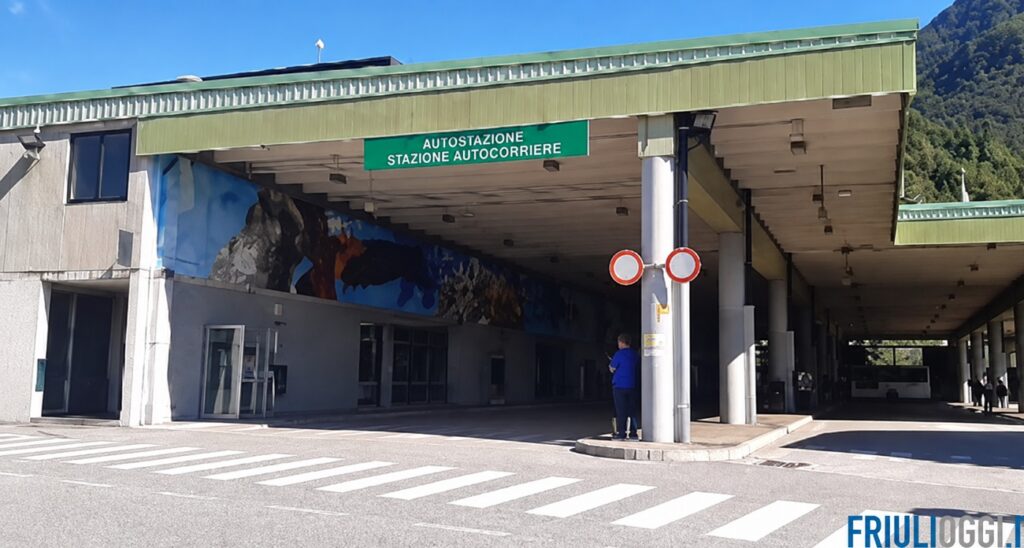 Paura all’autostazione di Tolmezzo: estrae una motosega, fermato dalla polizia