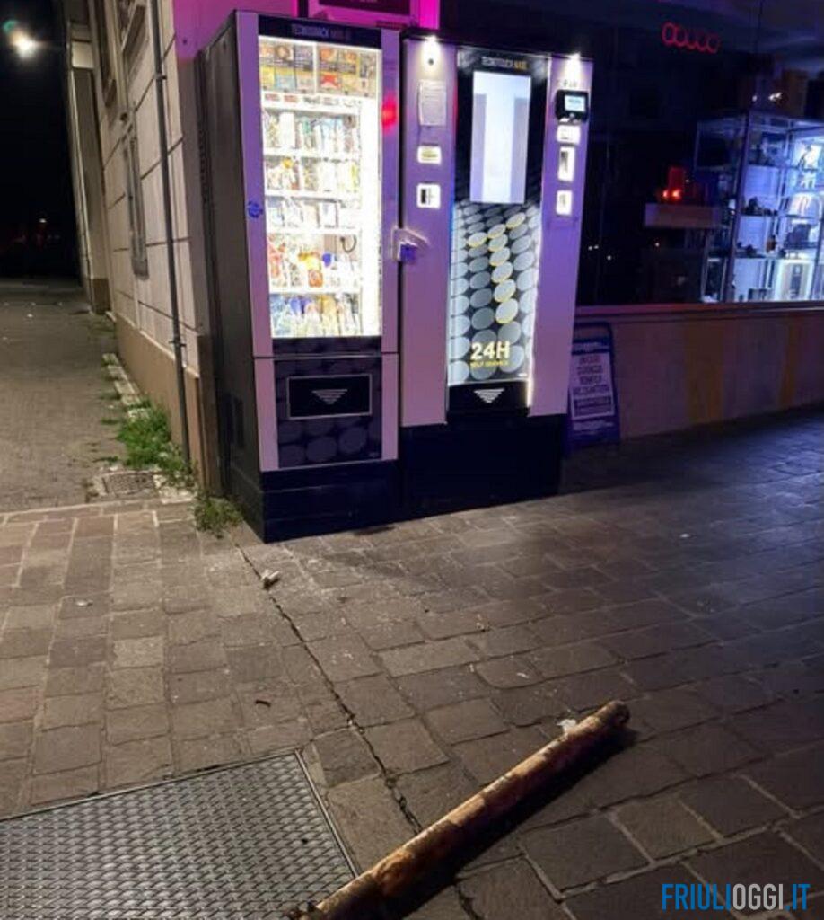 Prendono a sprangate il distributore di sigarette: due arresti a Pordenone