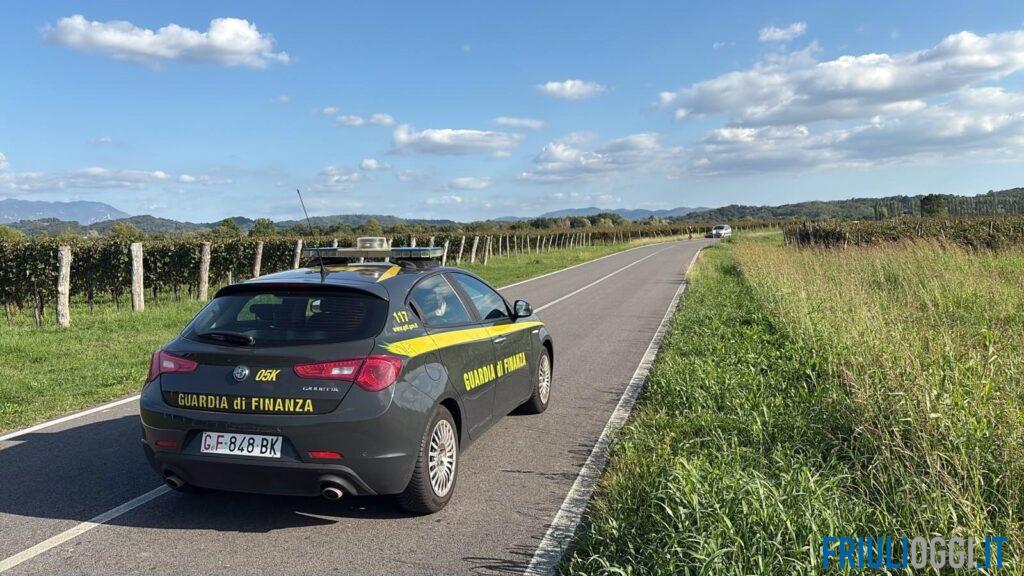 Maxi evasione e sfruttamento nelle vigne del Friuli: 107 lavoratori in nero, paghe sotto i 3 euro l’ora
