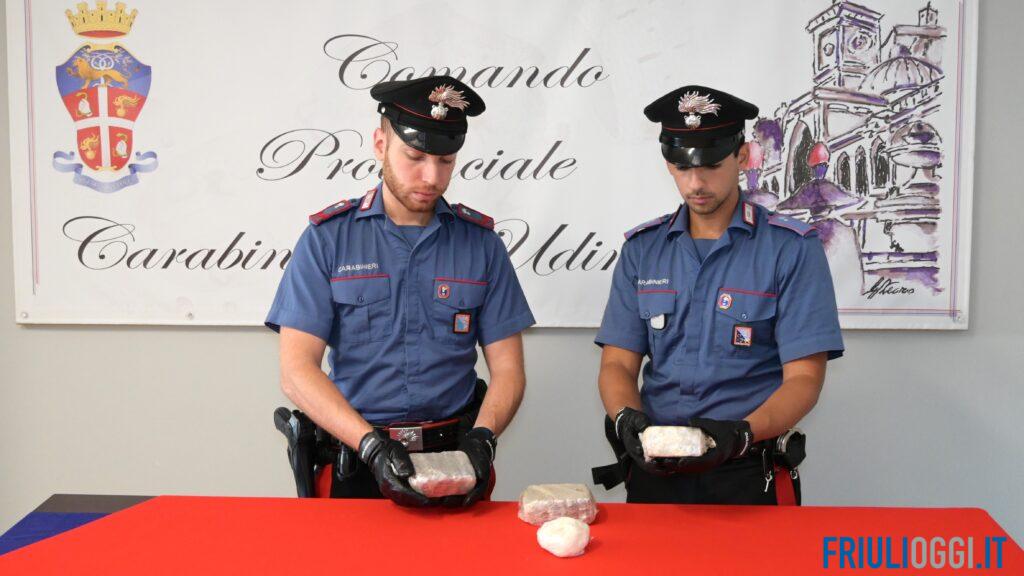 Oltre 1,5 kg di droga nascosta nel boschetto: sequestrati hashish e cocaina a Reana
