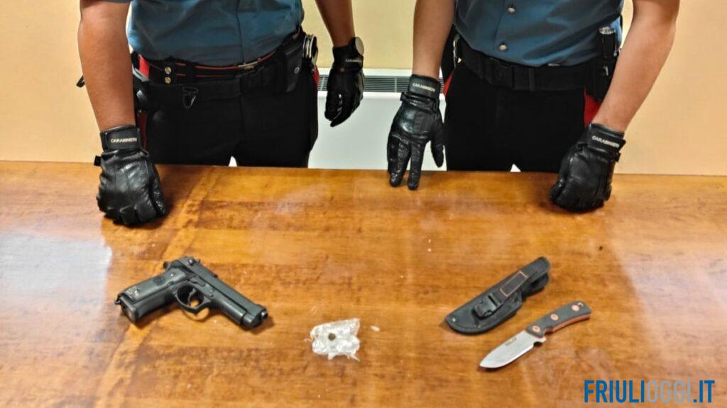 Litigano in casa, arrivano i carabinieri: nell’auto spuntano coltello e pistola