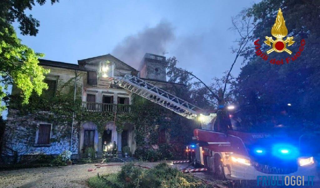 Incendio durante il temporale, in fiamme la storica villa di Camino al Tagliamento