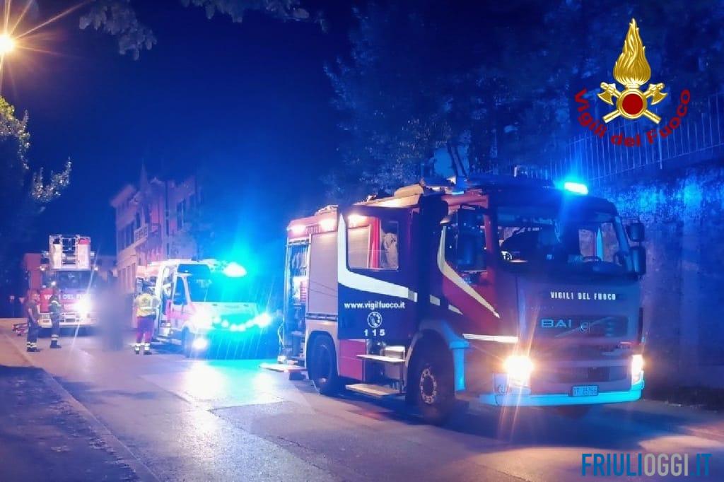 Dimentica le chiavi di casa, scavalca e resta infilzato nell’inferriata: salvato dai vigili del fuoco
