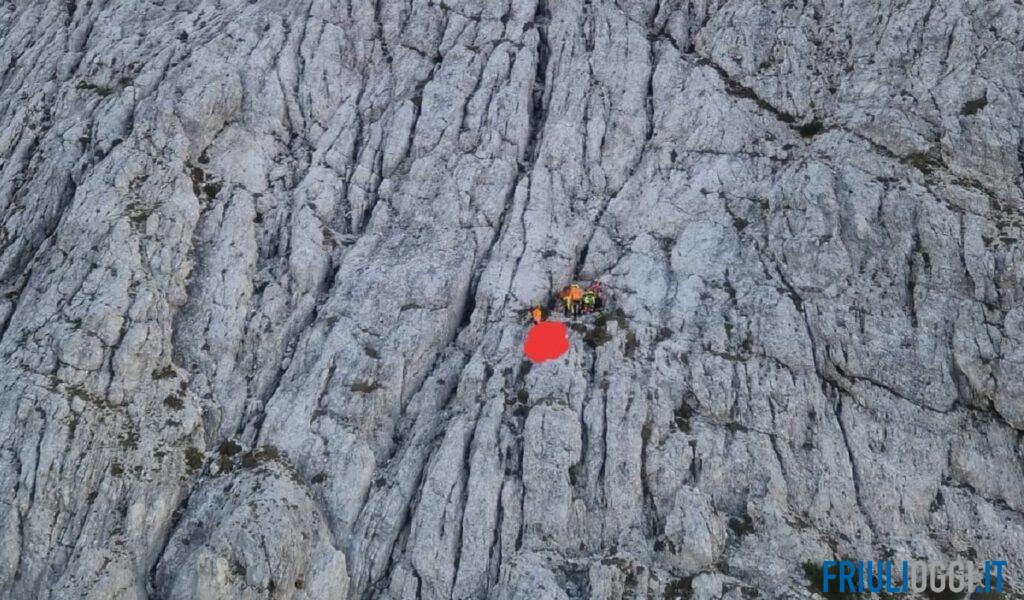 Tragedia sul Nabois, cede un appiglio e precipita per 50 metri: muore alpinista 35enne