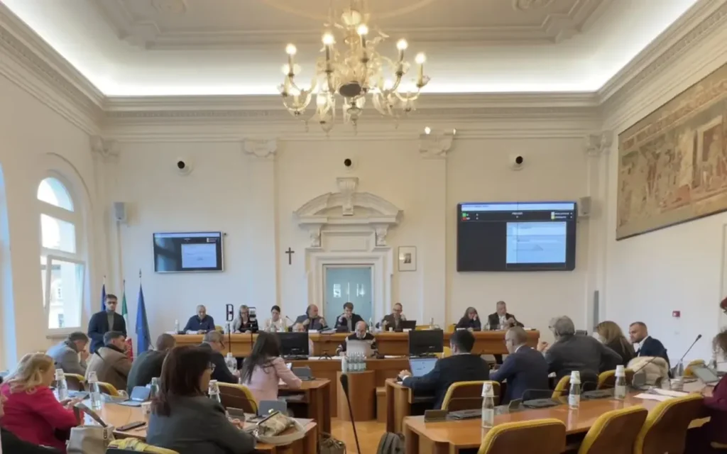 Monfalcone, via libera alla variazione di bilancio: dalla scuola di via Roma, alla sicurezza e alla viabilità