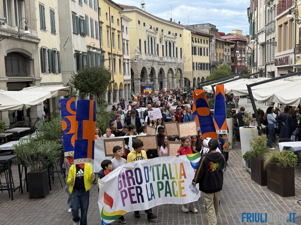 Giro d’Italia per la pace, a Udine 250 ragazzi in cammino con la Lampada di Assisi