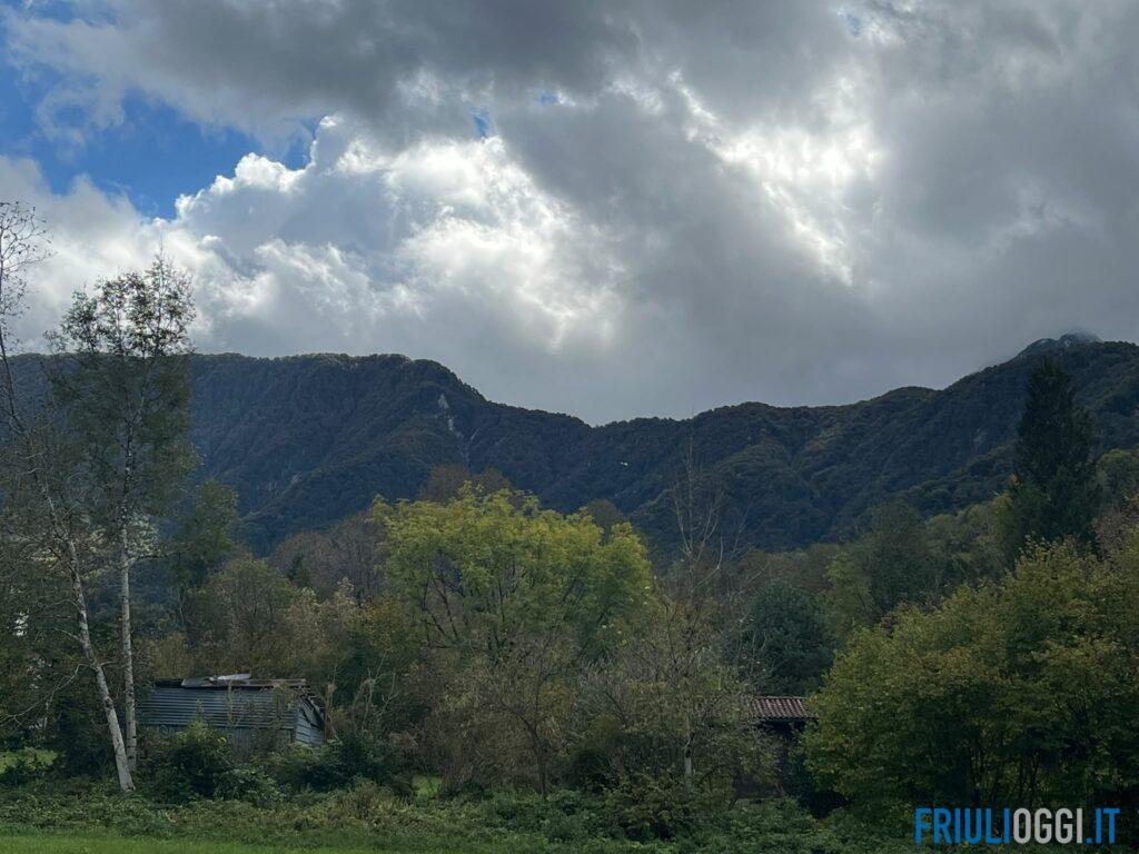 Parte un colpo di fucile, cacciatore ferito alla schiena nei boschi di Resia