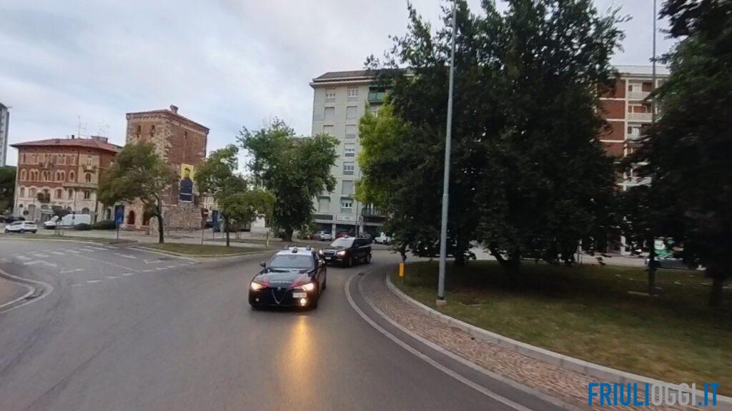 Armato di un bastone ruba il cellulare a un passante, denunciato un 28enne